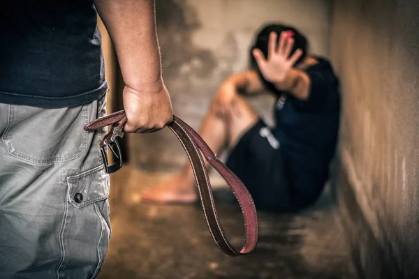 Los hombres con cinturones van a lastimar a las mujeres en la esquina . — Foto de Stock