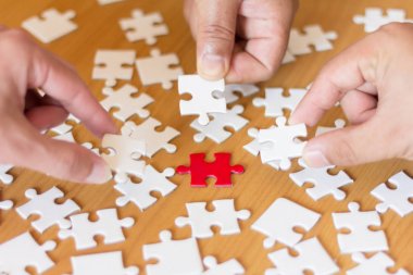 Parçalı bulmaca, ekip çalışması kavramı montaj iş adamları 