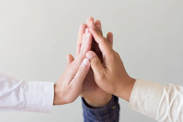 Menschen Hand in Hand montieren Corporate Meeting Teamwork Konzept. — Stockfoto