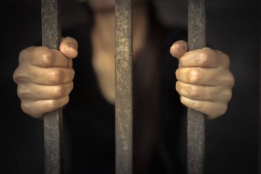  Siyah bir metal kafes, bırak cinsel tutan kadının el kötüye konsantrasyon