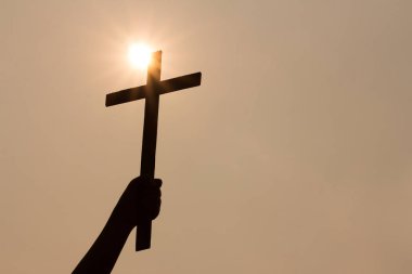 Bir haç, arka planda tutan insan el gündoğumu., konsantrasyon olduğunu