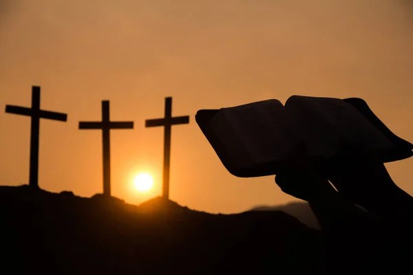 Bild einer christlichen Person beim Lesen einer Bibel mit Rosenkranz, Sonnen — Stockfoto