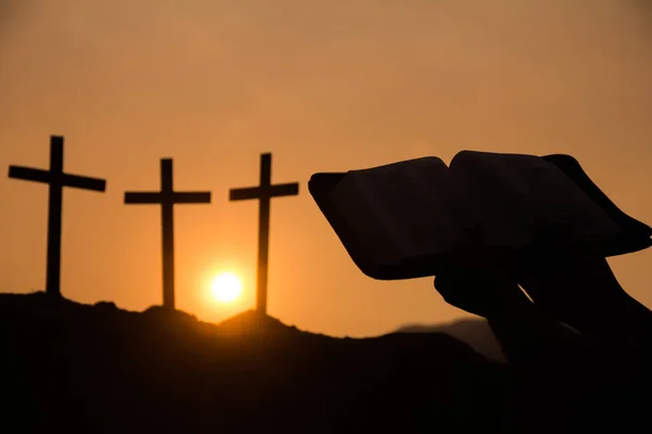 Imagem de uma pessoa cristã lendo uma bíblia com rosário, Sóis — Fotografia de Stock