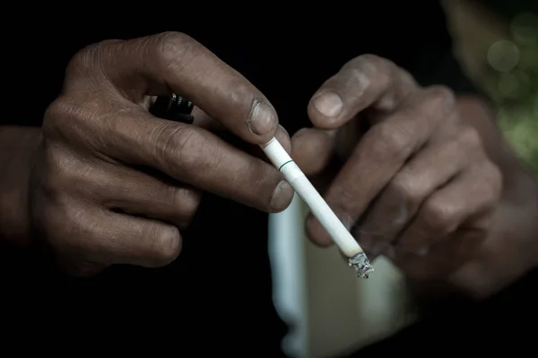 Homem sentado fumando, Pare de fumar Conceito, Conceito de dependência — Fotografia de Stock