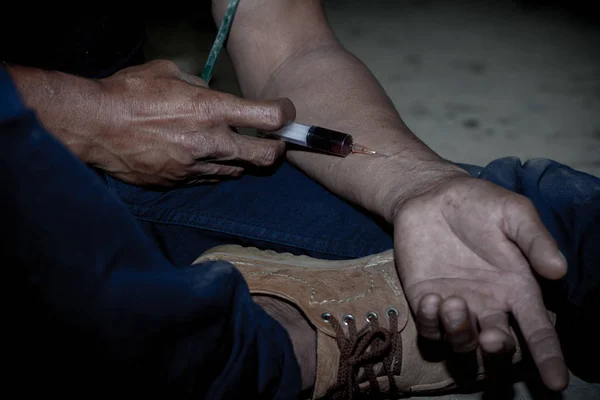 El tipo se inyectó heroína en la vena de su brazo. adicto a las drogas . — Foto de Stock