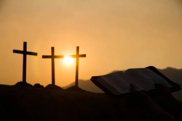 Beeld van een christelijke persoon het lezen van een Bijbel met rozenkrans, zonnen — Stockfoto