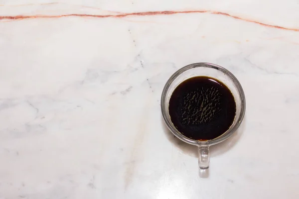 Кофейная чашка на мраморном столе — стоковое фото