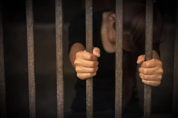 Рука женщины держит черную металлическую клетку, остановить сексуальное насилие Conc — стоковое фото