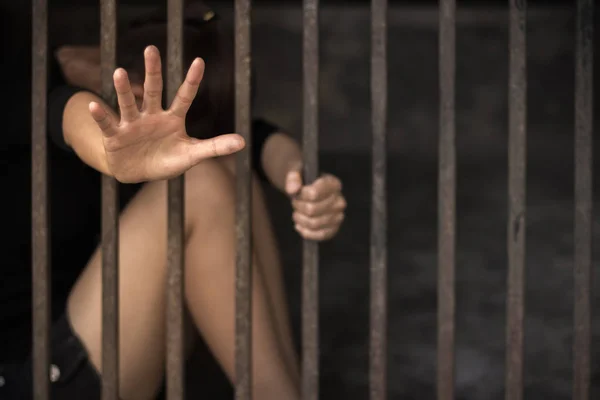 Mujeres encarceladas en jaulas de acero, Stop Sexual abuse Concept, sto — Foto de Stock