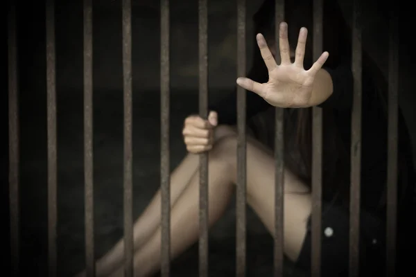 Uvězněných žen v ocelové klece, zastavit sexuální zneužívání koncept, sto — Stock fotografie