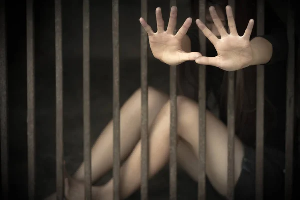 Uvězněných žen v ocelové klece, zastavit sexuální zneužívání koncept, sto — Stock fotografie