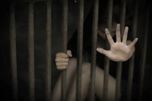 Donne imprigionate in gabbie d'acciaio, Stop Abuso sessuale Concetto, sto — Foto Stock