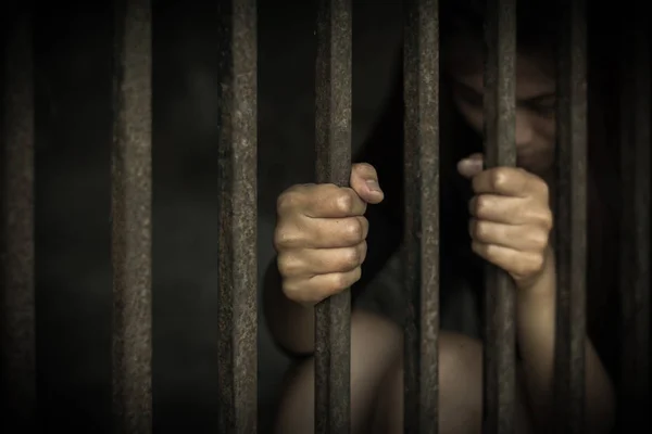 Main de femme tenant une cage en métal noir, Stop Sexual abuse Conc — Photo