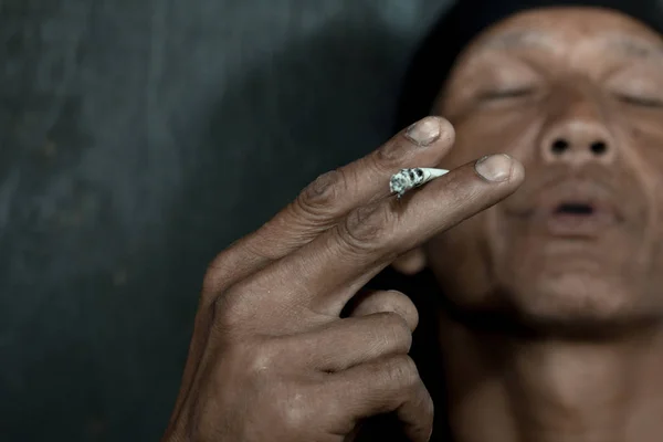 Hombre sentado fumando, concepto de dejar de fumar, concepto de adicción —  Fotos de Stock