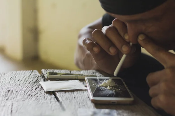 Um jovem próximo está a tomar heroína num quarto escuro. Criminalidade , — Fotografia de Stock