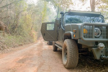 Off-Road araç tekerlekleri bir lateritic toprak yolda. Açık, adventu