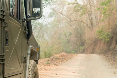 Off-Road araç tekerlekleri bir lateritic toprak yolda. Açık, adventu