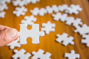 Adam Holding parçaları parçalı bulmaca ile portre el.