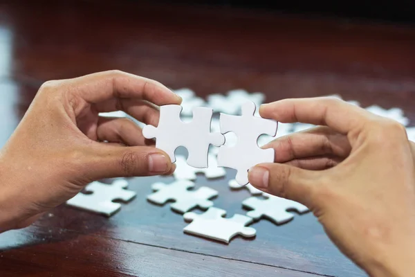 Homme mains reliant pièce de puzzle couple, Concepts de collaboration d'affaires — Photo