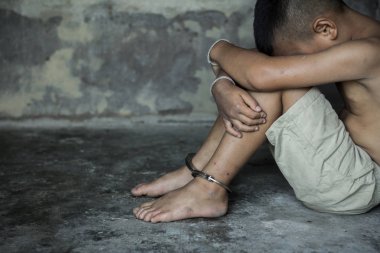 Çocuk kurban insan ticareti ayak bağlı duygusal stres içinde zincir ile