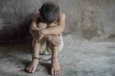 insan ticareti kurbanı çocuktum, ayak shack ile meşgulüm, çocuk bir kurbandı insan ticareti ayak bağlı duygusal stres içinde zincir ile