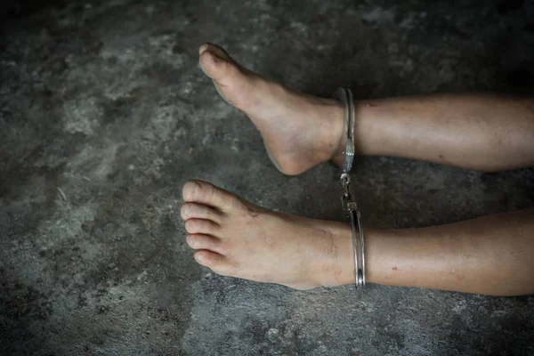 Podřízené byl obětí obchodu s lidmi, nohy svázané s Okov v emocionální stres — Stock fotografie