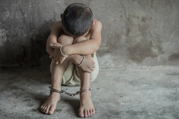 Gyermek volt az emberkereskedelem áldozata, láb kötözve a kunyhó, gyermek volt áldozata az emberkereskedelem, láb megkötött megjelöl-val a érzelmi stressz bilincs — Stock Fotó