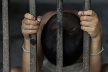  insan ticareti kurbanı çocuktum, çelik bir kafese hapsedildi, kaçırılan, eksik, rehine, insan ticareti ve şiddet kavramı yardım