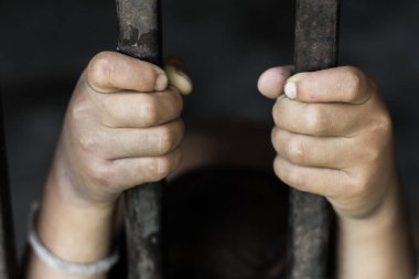  insan ticareti, kurbanı bir çelik kafes, kaçırılan eksik, rehine, insan ticareti ve şiddet kavramı içinde hapse çocuktum