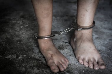 İki çocuk insan ticareti, zincir ile bağlı ayak, kaçırılan eksik, rehine, insan ticareti ve şiddet kavramı kurbanı oldu