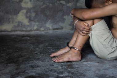 Çocuk kurban insan ticareti ayak bağlanmış zincir içinde duygusal stres, çocuklara karşı şiddetin durdurulması kavramı ile