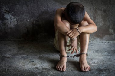 Çocuk kurban insan ticareti ayak bağlanmış zincir içinde duygusal stres, çocuklara karşı şiddetin durdurulması kavramı ile