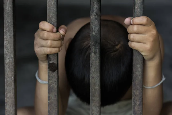 Niño fue víctima de trata de personas, encarcelado en una jaula de acero, pedir ayuda, secuestrado desaparecido, rehén, tráfico de personas y concepto de violencia —  Fotos de Stock