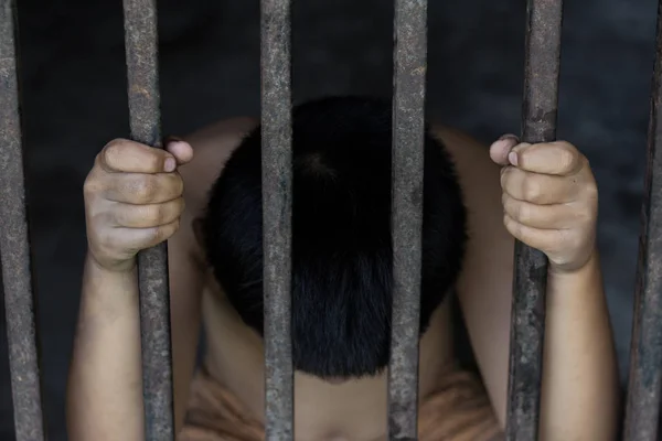 Dvě děti držet klec s smutný a beznadějný, oběti obchodu s lidmi, násilí na dětech — Stock fotografie