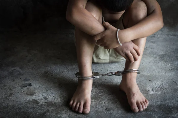 Ребенок стал жертвой торговли людьми, ноги связаны кандалами, пропавшие без вести похищенные, заложники, торговля людьми и насилие — стоковое фото