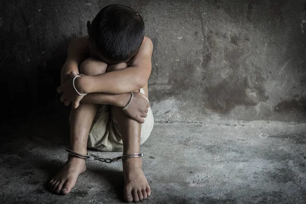 Bambino è stato vittima del traffico di esseri umani, piede legato con catene nello stress emotivo, Il concetto di fermare la violenza contro i bambini — Foto Stock