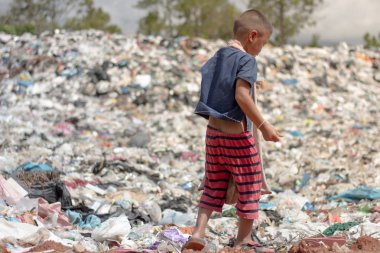 Çocuk satışı için önemsiz bulmak ve onları depolama alanları geri dönüşüm