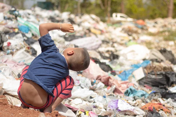 Los niños encuentran chatarra para la venta y la reciclan en vertederos , — Foto de Stock