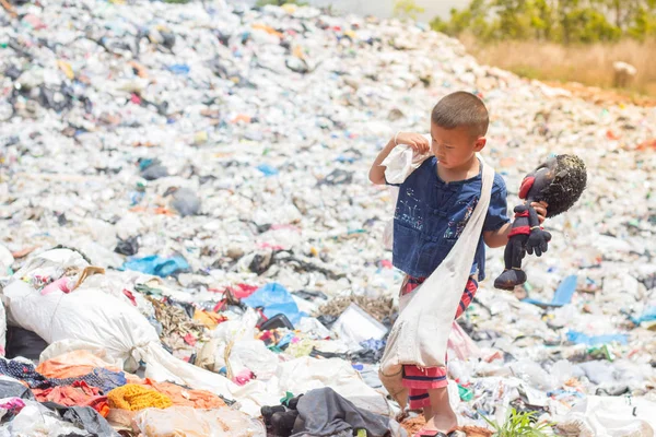 Los niños encuentran chatarra para la venta y la reciclan en vertederos , — Foto de Stock