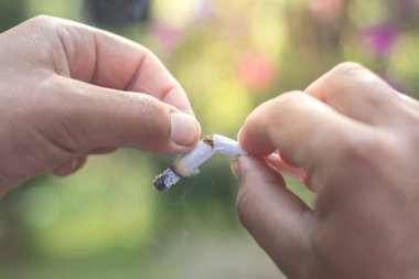  adam breake sigara aşağı. , Sigara durdurmak. Bağımlılığı kavramdan, dünya Hayır tütün günü istifa.