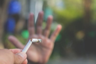  Güzel kadın gösteren dur işareti sigaraya el ile portresi. Sigara kavramı çıkın. Dünya Hayır tütün gün.