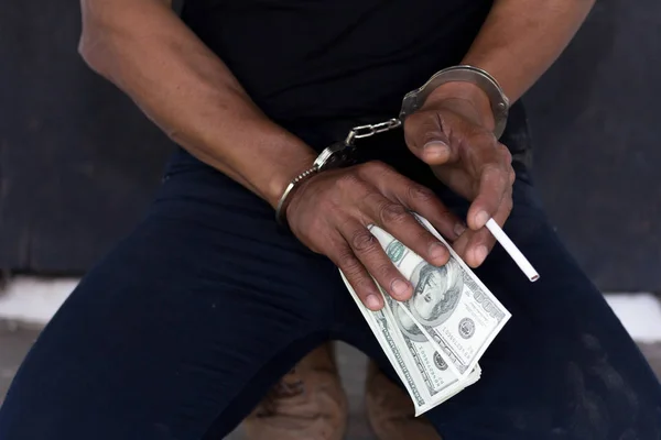 Los hombres fueron arrestados por la policía por tráfico de drogas y tabaquismo en público.Día Mundial Sin Tabaco, los cigarrillos Concept causan disfunción sexual . —  Fotos de Stock