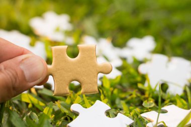 Closeup el adam Holding parçaları parçalı bulmaca, iş çözümleri, başarı ve stratejisi kavramı