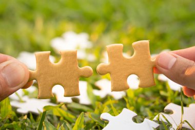 Parçalı bulmaca iş bağlantısı, iş başarı kavramları tutan eller.