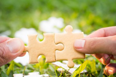 iki el çift bağlanmaya çalışıyor parça, dernek ve bağlantı sembolü bulmaca. iş stratejisi.