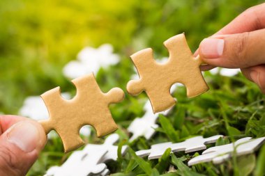 iki el çift bağlanmaya çalışıyor parça, dernek ve bağlantı sembolü bulmaca. iş stratejisi.