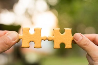 Parçalı bulmaca iş bağlantısı, iş başarı kavramları tutan eller.