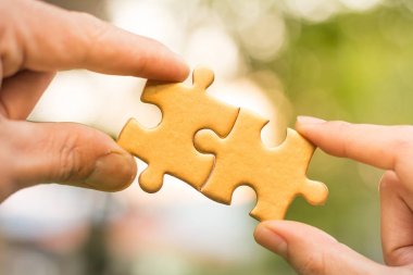 Parçalı bulmaca iş bağlantısı, iş başarı kavramları tutan eller.
