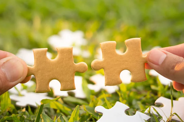 Parçalı bulmaca iş bağlantısı, iş başarı kavramları tutan eller.