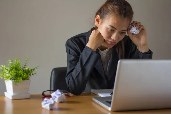 Mujer de negocios estresada mientras trabaja en una computadora . — Foto de Stock